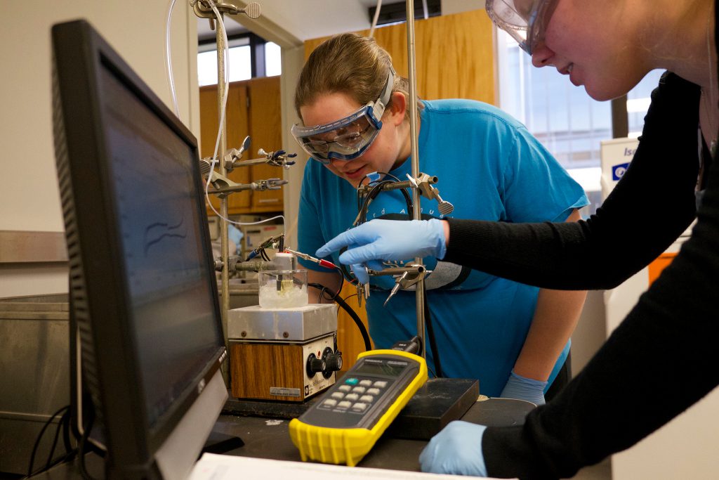 UIS chemistry students conduct electrochemical experiment